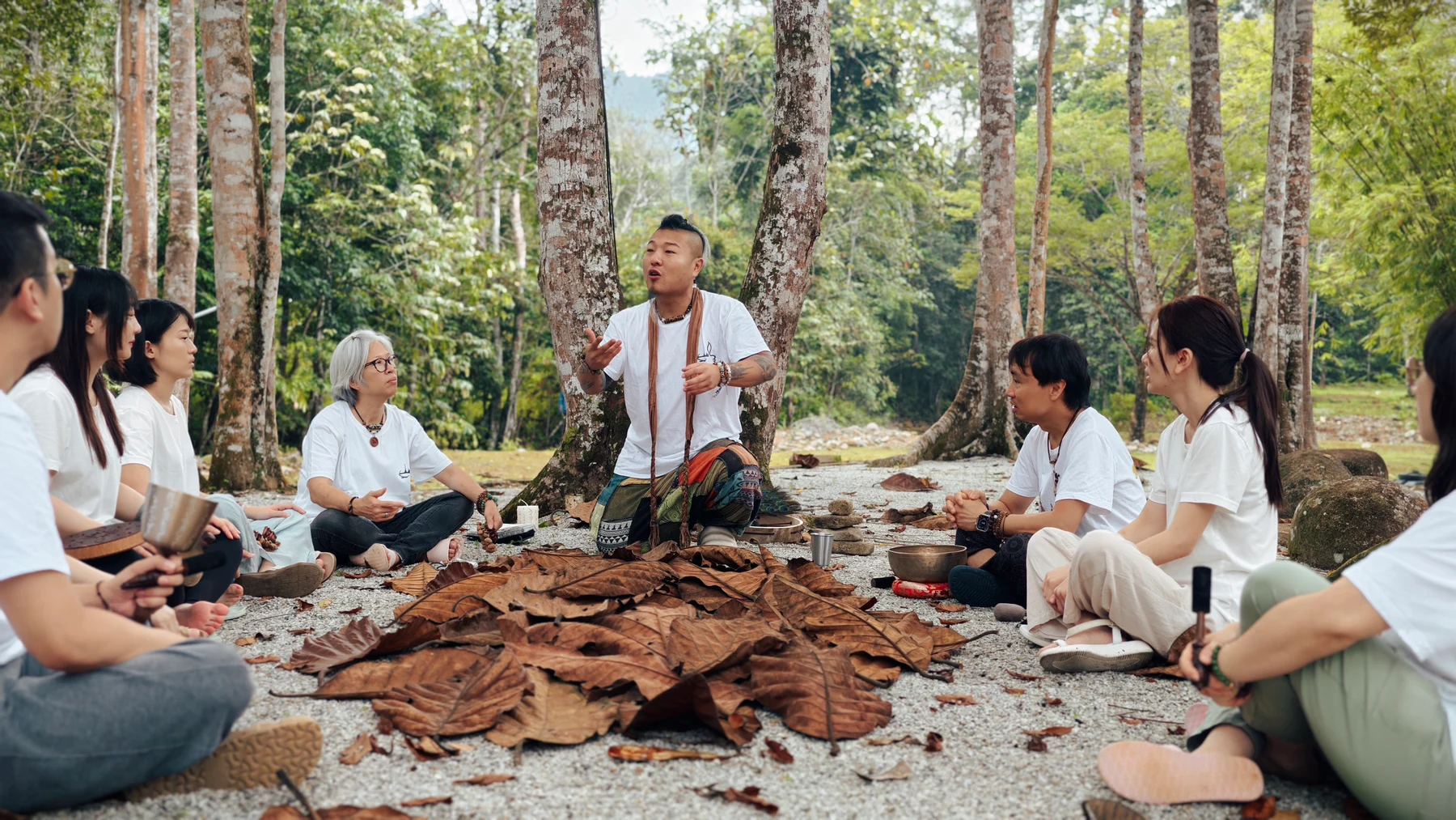 聚澤居在樹林間圍坐交流的學習場景