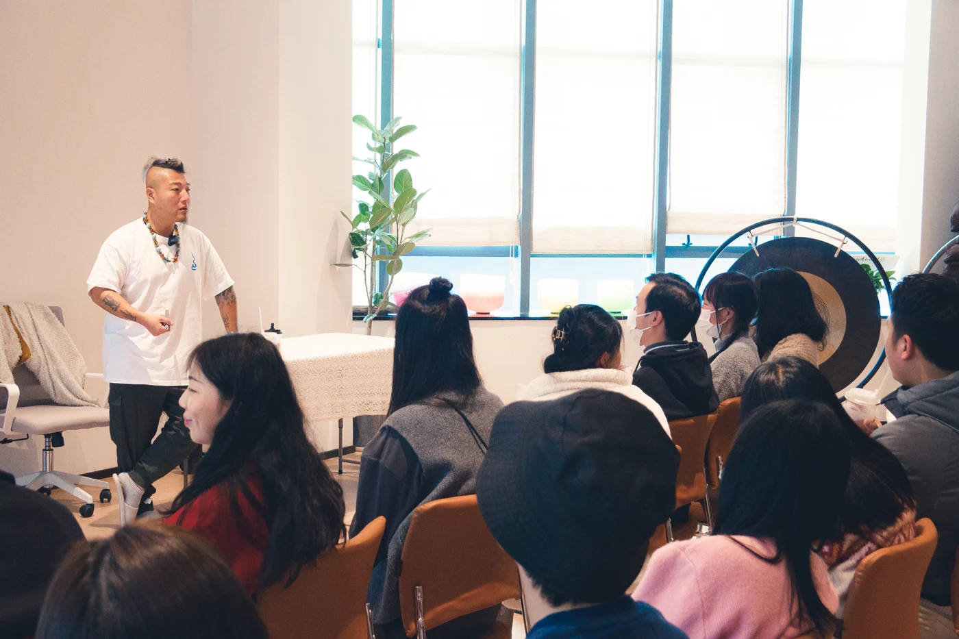 聚澤居室內課堂中，導師向在座參與者講解